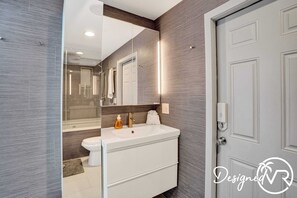 Rainfall showerhead, towels