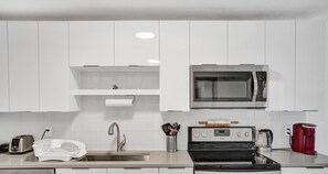 Fridge, microwave, oven, stovetop - Unit F Sea&I Private Unit near Deerfield Beach (Deerfield Beach)