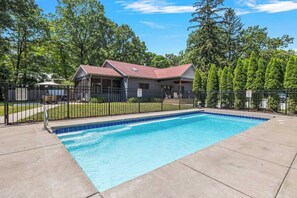 A heated pool - Sanctuary Retreat: Private Pool, Hot Tub & Firepit (Union Pier)
