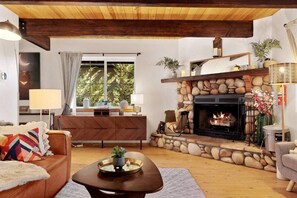 TV, fireplace, books - Moon Bears Modern Chic Dog Friendly Cabin (Big Bear Lake)
