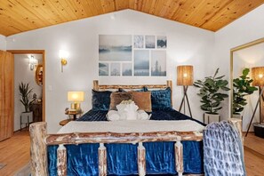 2 habitaciones, escritorio y tabla de planchar con plancha 