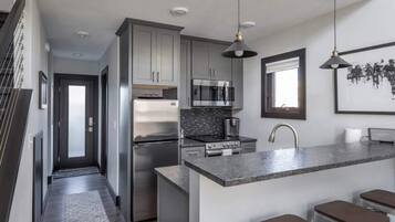 Fridge, microwave, stovetop, dishwasher