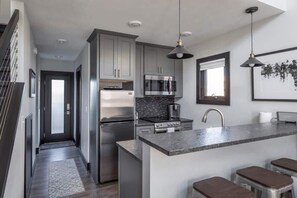 Réfrigérateur, micro-ondes, plaque de cuisson, lave-vaisselle