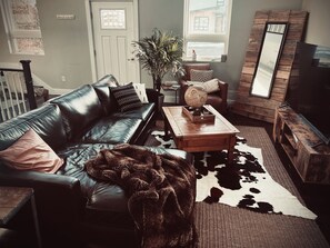 Flat-screen TV, Netflix, Hulu, streaming services