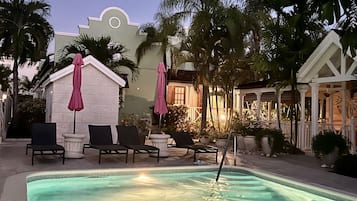 Ulkouima-allas, aurinkotuoleja