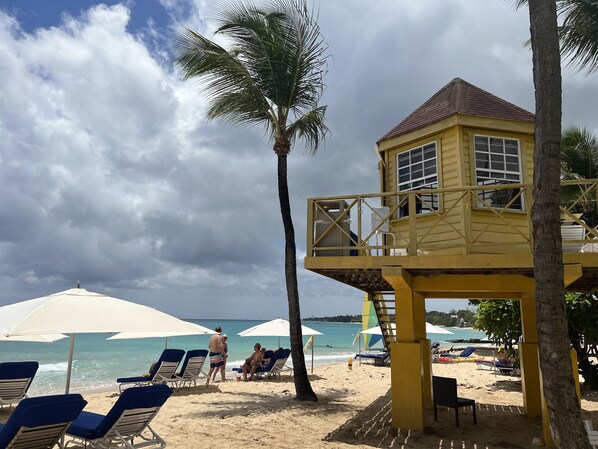 Beach nearby, sun loungers, beach towels