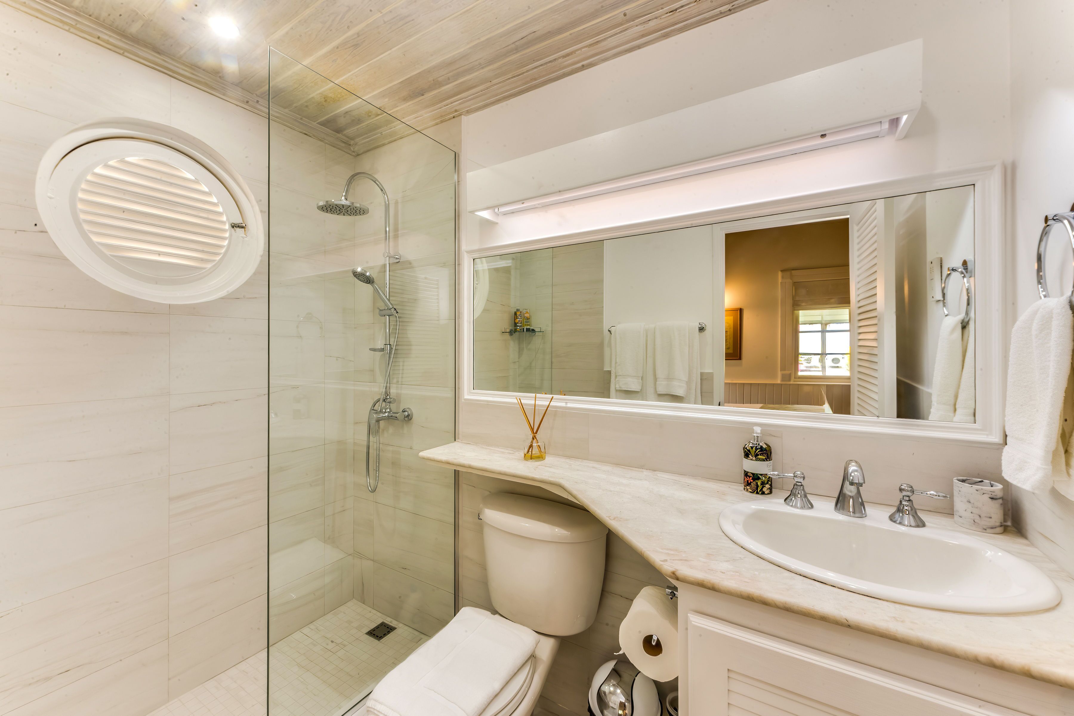 Combined shower/tub, rainfall showerhead, hair dryer, towels