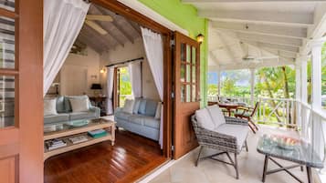 Smart TV, books, stereo