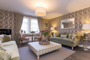 شقة (1 Bedroom) | منطقة المعيشة | تلفزيون، أرضيات مدفأة