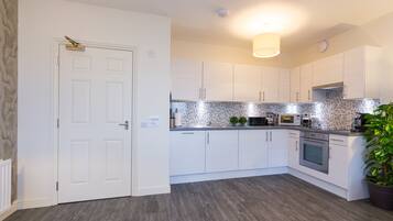 Apartemen (1 Bedroom) | Dapur pribadi | Lemari es besar, microwave, oven, dan kompor