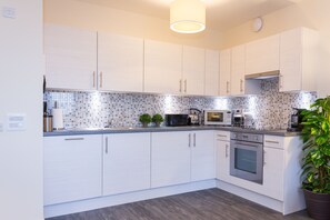 Huoneisto (1 Bedroom) | Yksityinen keittiö | Täysikokoinen jääkaappi, mikroaaltouuni, uuni, liesi