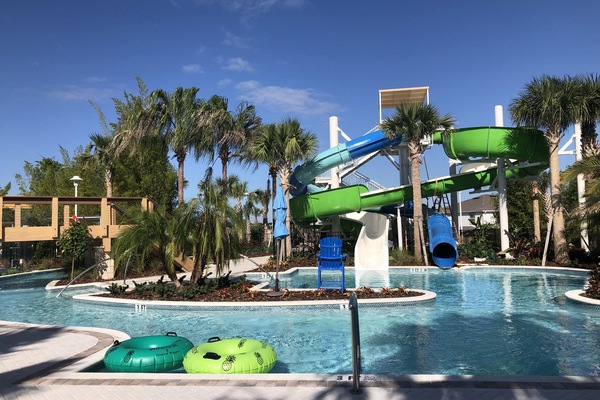 Utendørsbasseng og et oppvarmet basseng