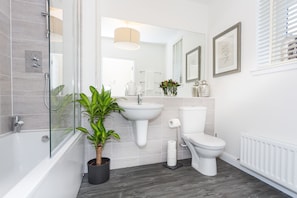 Apartment (1 Bedroom) | Bathroom | Bathtub, free toiletries, hair dryer, towels