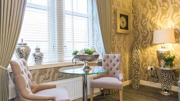 Apartment (1 Bedroom) | In-room dining