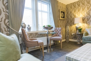 Apartment (1 Bedroom) | In-room dining