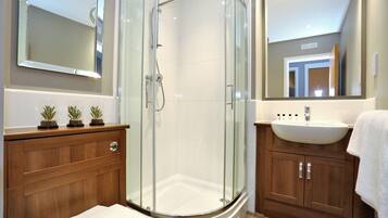 Apartment (2 Bedrooms) | Badezimmer | Kostenlose Toilettenartikel, Haartrockner, Handtücher, Seife