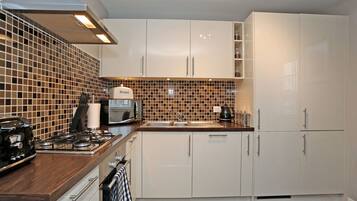Apartment (2 Bedrooms) | Private kitchen | Full-size fridge, microwave, oven, stovetop