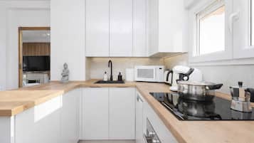 Kühlschrank, Mikrowelle, Ofen, Herdplatte