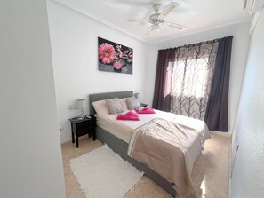 2 slaapkamers, een kluis op de kamer, een bureau