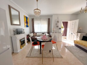 Een open haard en een computerscherm