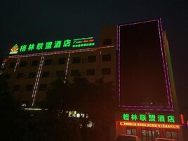 Un hotel de varios pisos y un letrero llamativo.