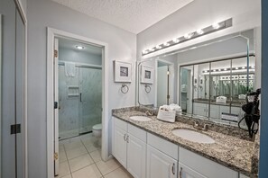 Combined shower/tub, hair dryer, towels