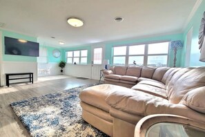 Smart TV, stereo - Romantic winter getaway with Dock and hottub. 3 miles to Beach (Cedar Point)