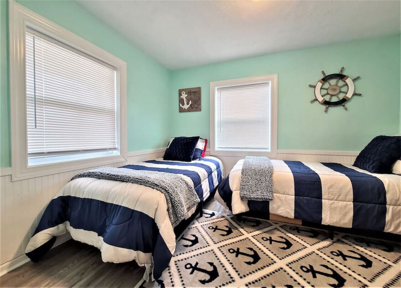 4 bedrooms, desk, iron/ironing board, travel crib