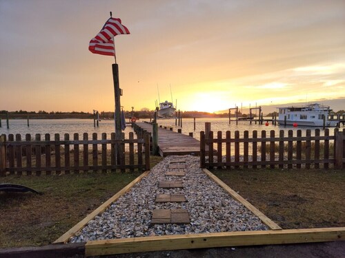 Waterfront with private dock, hottub, & swim mat, 3 miles to the Beach.