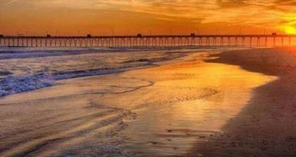 Waterfront with private dock, hottub, & swim mat, 3 miles to the Beach.