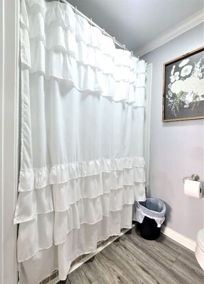 Secador de cabelo, toalhas de banho