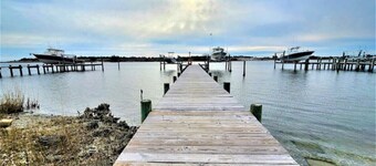 Large Waterfront Home with private dock and hottub, 3 miles to Emerald Isle Beach