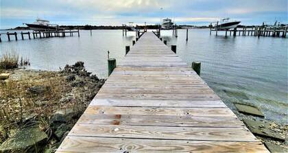 Large Waterfront Home with private dock and hottub, 3 miles to Emerald Isle Beach