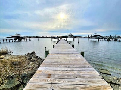 Large Waterfront Home with private dock and hottub, 3 miles to Emerald Isle Beach