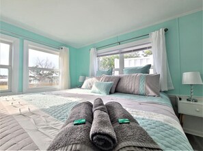 3 bedrooms, desk, iron/ironing board, travel cot