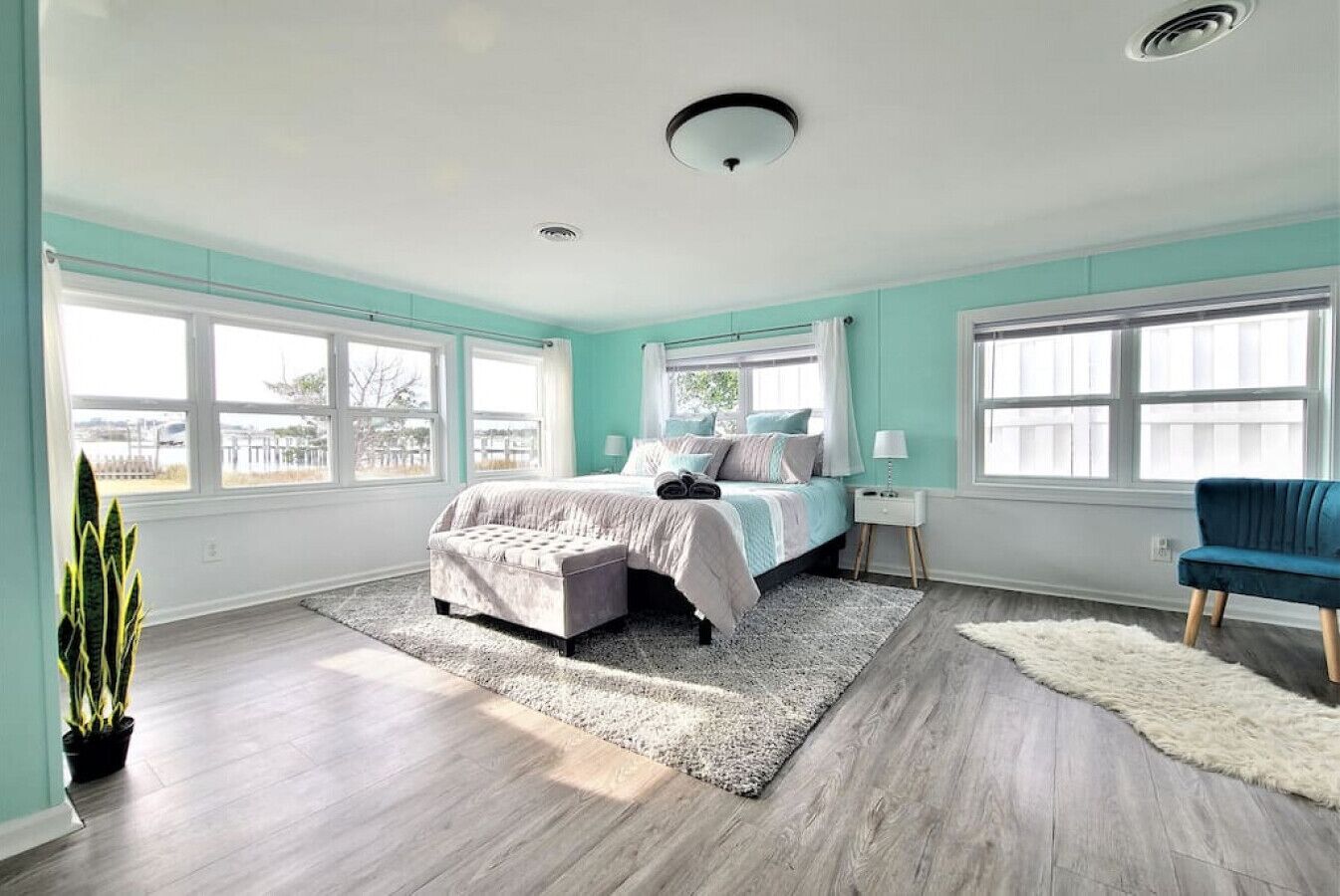 4 bedrooms, desk, iron/ironing board, travel cot