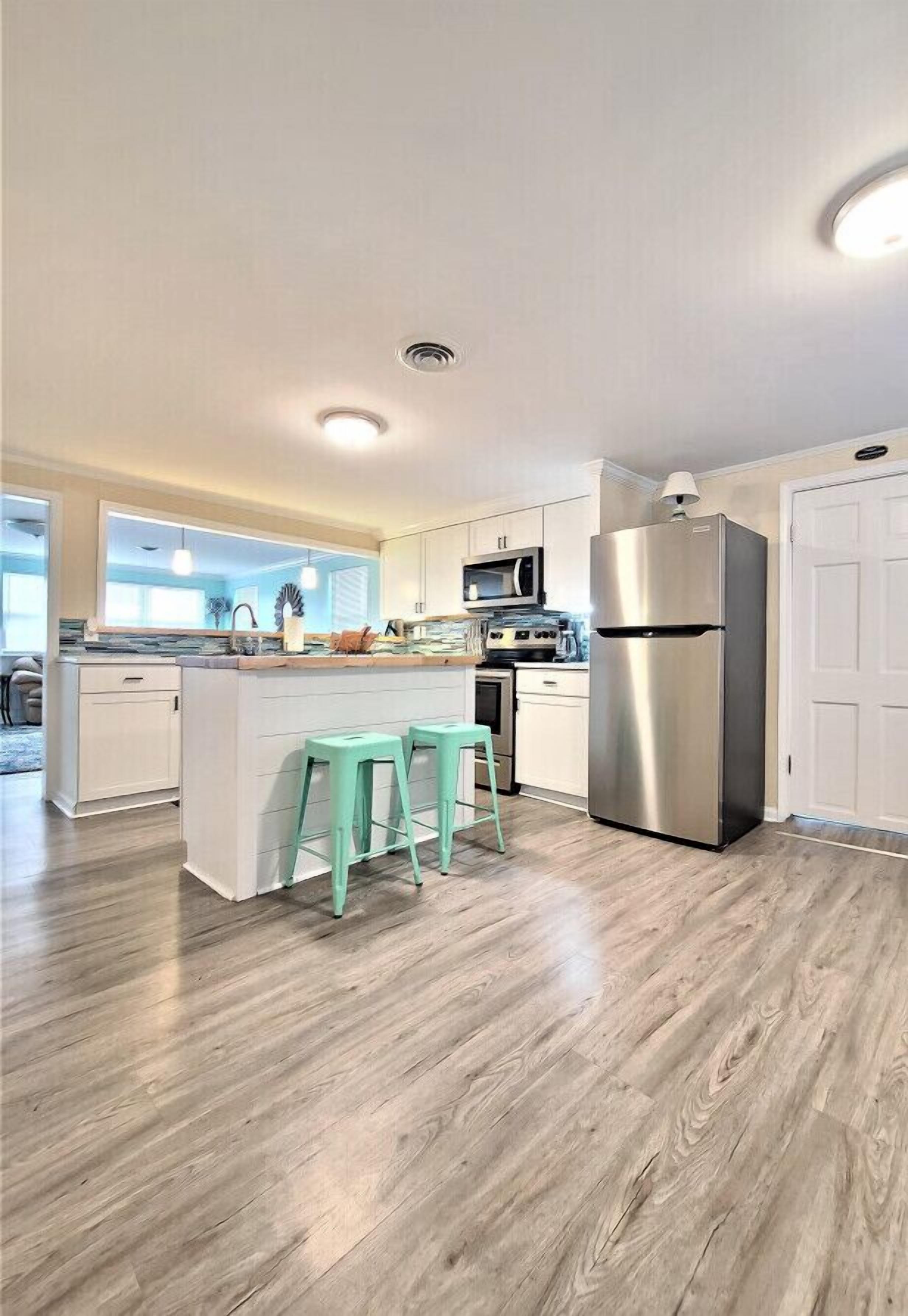 Frigorífico, microondas, horno y placa de cocina