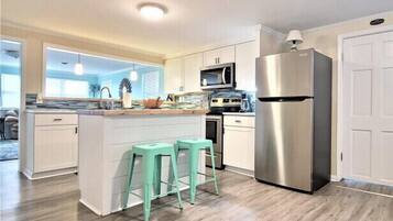 Frigorífico, microondas, horno y placa de cocina