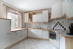 Fridge, oven, stovetop, dishwasher - Landhaus Anita (Percha)