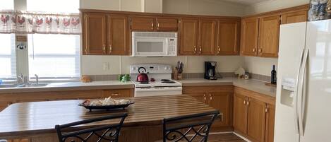 Kühlschrank, Ofen, Herdplatte, Wasserkocher mit Kaffee-/Teezubehör