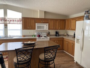 Refrigerador, horno, placa de cocina, cafetera/tetera