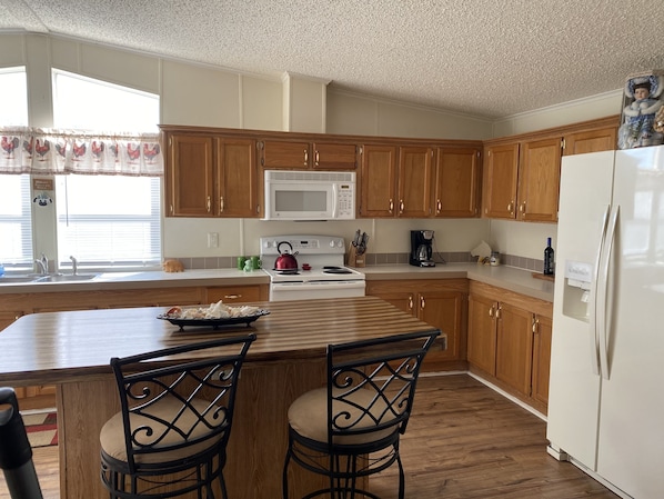 Fridge, oven, stovetop, coffee/tea maker