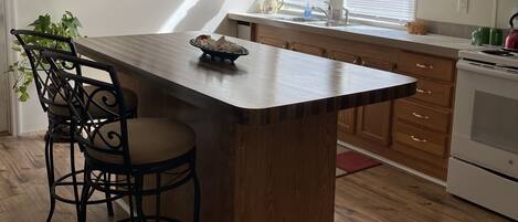 Fridge, oven, stovetop, coffee/tea maker