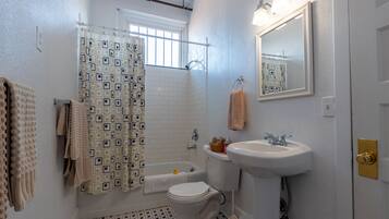 Combined shower/tub, hair dryer, towels