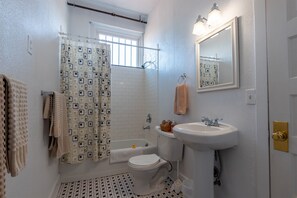 Kombinert dusj/badekar, hårføner og håndklær