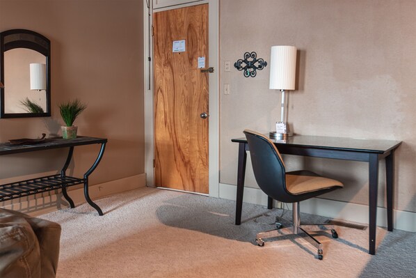 1 soverom, skrivebord, strykejern/-brett og wi-fi (inkludert)