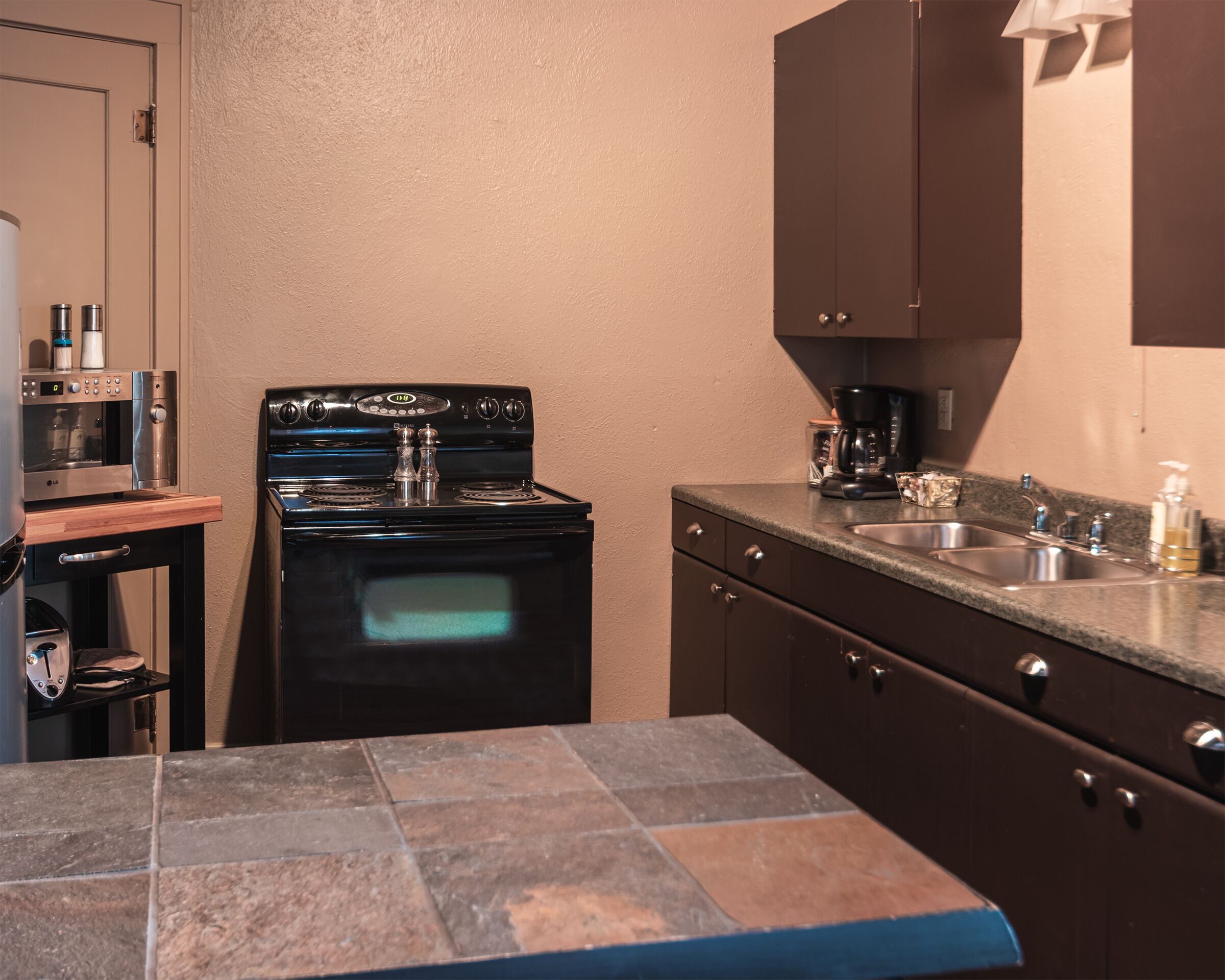 Jääkaappi, mikroaaltouuni, uuni, liesi