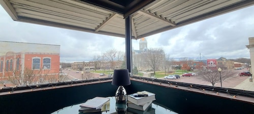 The Cambridge 2BR apartment in historic downtown