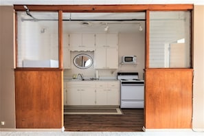 Fridge, microwave, oven, stovetop - The Danbury 1BR apartment in historic downtown (Fairbury)