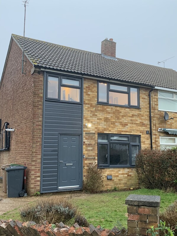 Exterior - Remarkable 4-bed 4 Bath House by Luton Airport (Luton)